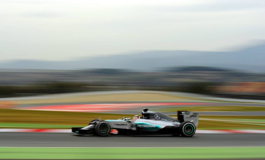 Lewis Hamilton durante i test F1 sul circuito di Barcellona (Ap)